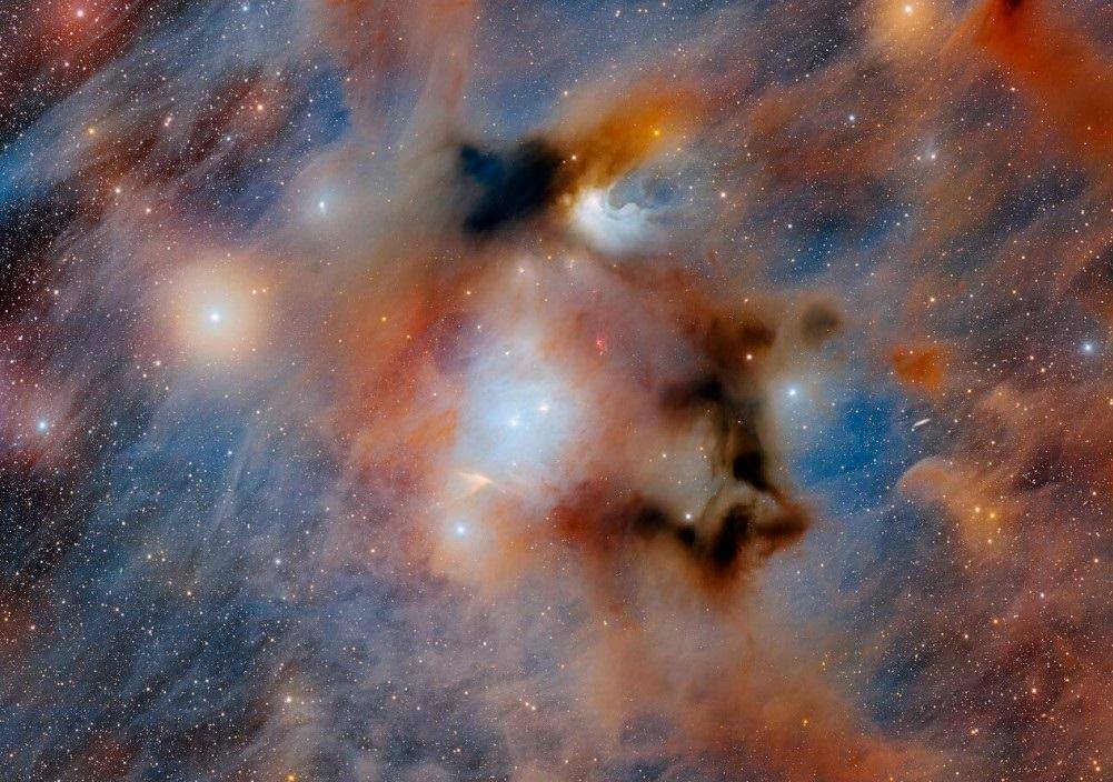 La nube molecular Camaleón I, captada en alta resolución desde Chile, muestra nebulosas y chorros de gas donde nacen nuevas estrellas, en una escena similar a la que originó al Sol. FOTO: Europa Press