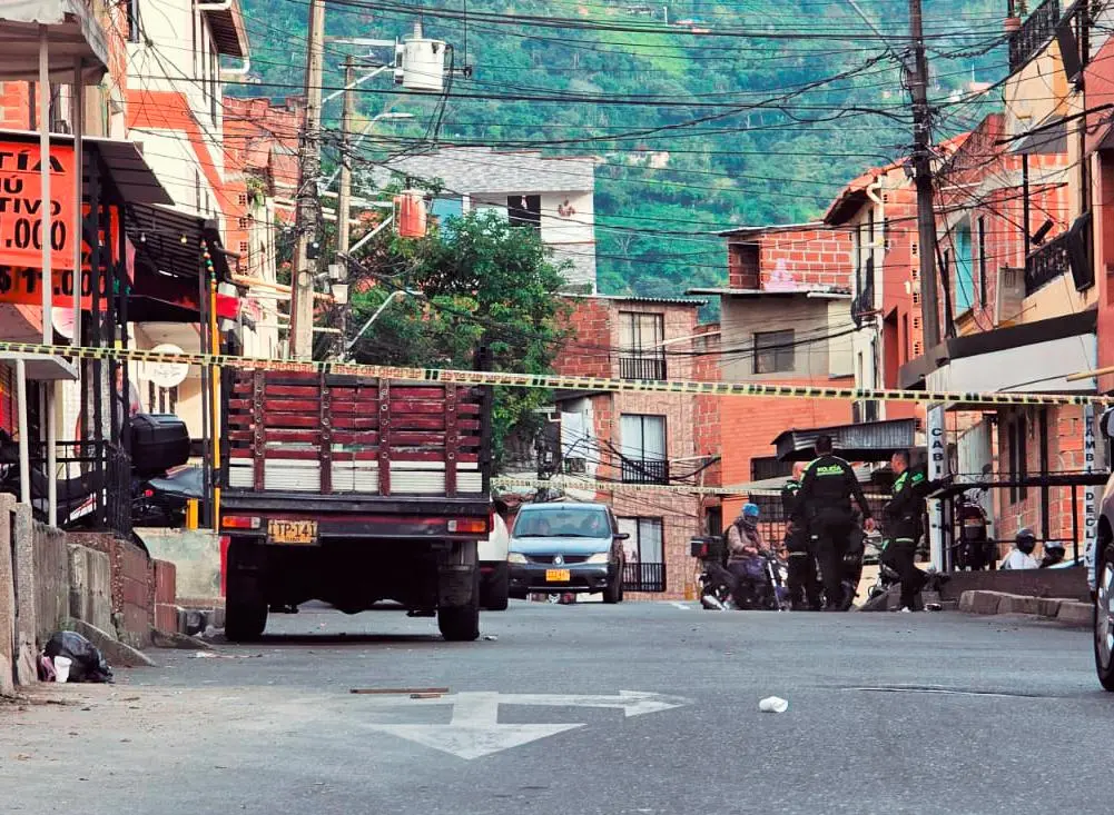 En este hecho, registrado en el barrio El Rosario, de Bello, un presunto miembro de Pachelly que coordinaría plazas de vicio en Marinilla resultó lesionado, junto con otras dos personas. FOTO: SANTIAGO OLIVARES TOBÓN