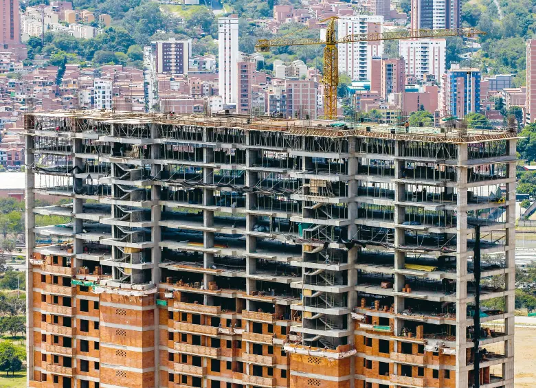 En la imagen, desarrollo inmobiliario en Bello, en donde durante las últimas décadas se han hecho más proyectos frente al estancamiento de Medellín. FOTO JUAN ANTONIO SÁNCHEZ