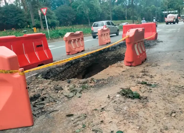 Esta es la socavación que se registró en la salida del primer retorno de este corredor, en los límites del barrio San Diego y El Poblado, por lo que afecta la circulación de quienes vienen desde el aeropuerto y el Oriente antioqueño hacia Medellín. FOTO: Cortesía