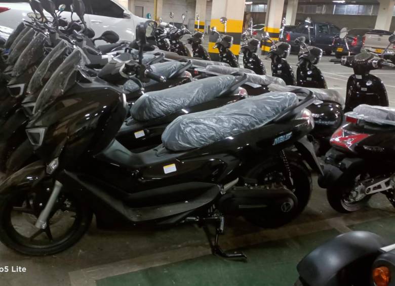 Así estuvieron las motos eléctricas, guardadas en un parqueadero, luego de ser entregadas en donación por el gobierno de Corea. FOTO CORTESÍA