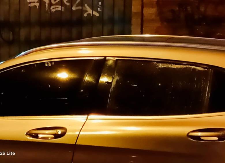 Los delincuentes dispararon contra el vehículo en medio del procedimiento realizado por agentes de la Sijín. FOTO: CORTESÍA