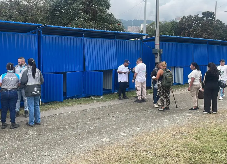 Funcionarios de Espacio Público de Medellín con los venteros autorizados para fin de año, de acuerdo con el Plan Navidad 2025. FOTO Cortesía Alcaldía de Medellín. 