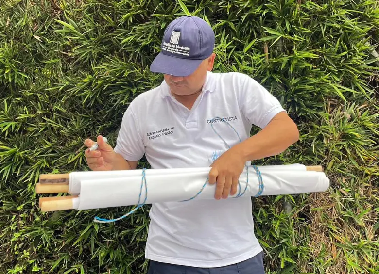 Uno de los contratistas de la Subsecretaría de Espacio Público, retirando lo que sería propaganda electoral no autorizada. FOTO: Cortesía Alcaldía de Medellín