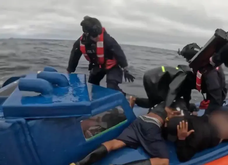 La Guardia Costera, principal agencia federal de Estados Unidos para la interdicción marítima de drogas, informó que está aumentando sus recursos en buques, aeronaves y equipos tácticos para combatir el narcotráfico proveniente de Sudamérica. FOTO: CAPTURA DE VIDEO