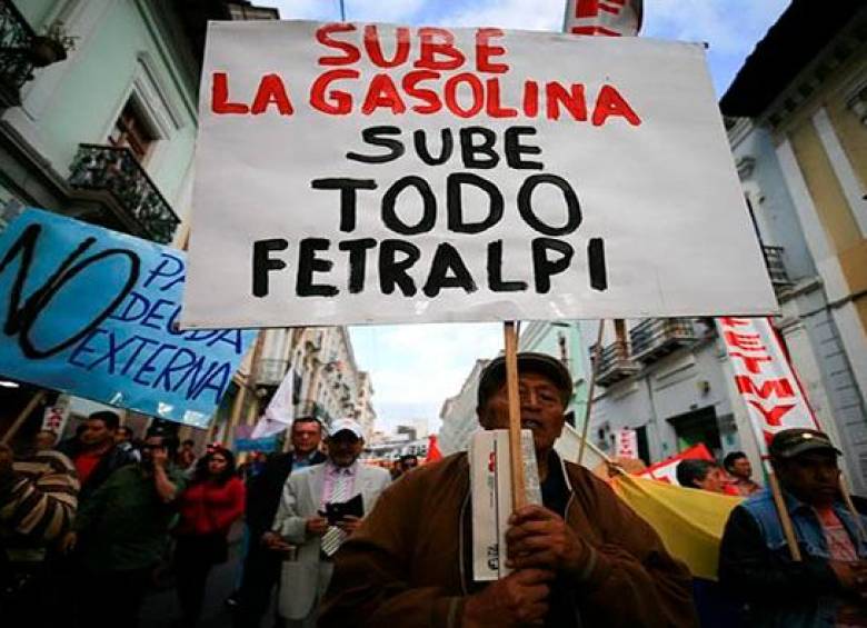 En Ecuador, organizaciones indígenas y sociales han salido a las calles a exigirle al gobierno la reducción del precio de la gasolina.