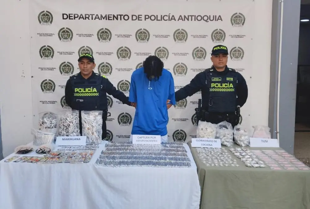 Durante la redada fueron capturadas 23 personas, señaladas de traficar drogas ilegales en Antioquia. FOTO: Cortesía Policía Antioquia
