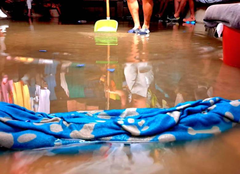 Colchonetas y colchones se dañaron con el agua. FOTO: CORTESÍA PERSONERÍA DE MEDELLÍN