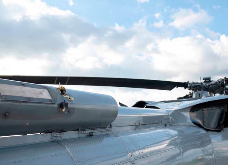 Seis impactos de bala recibió el helicópero FAC 007 en el que se movilizaba el presidente el pasado 25 de junio. FOTO: MINDEFENSA.