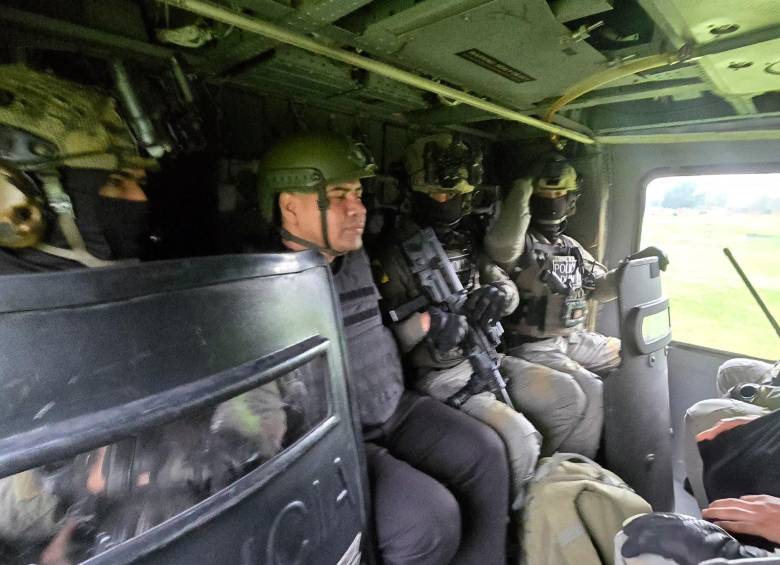 Andrés Felipe Marín Silva, alias Pipe Tulúa en helicóptero de la Policía previo a su traslado. FOTO CORTESÍA MINDEFENSA