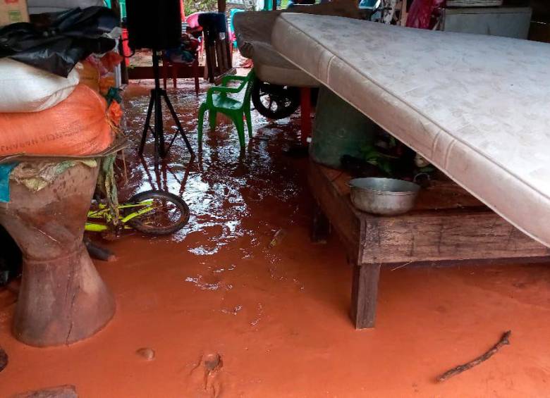 Inundaciones por desbordamiento de quebrada afectaron viviendas en El Bagre. FOTO: Cortesía 