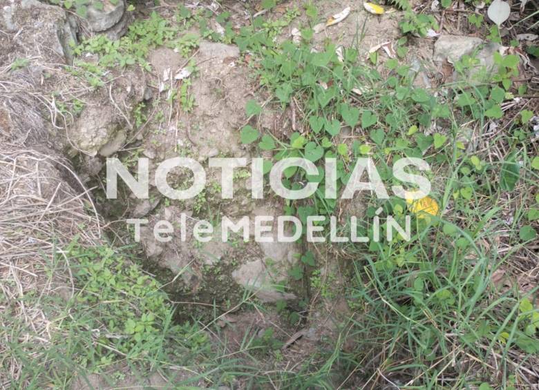 Esta sería la fosa donde habría estado sepultado el cuerpo del ingeniero Andrés Camilo Peláez Yepes durante tres años. Con el avance de las investigaciones, habría sido extraído y lanzado al río San Andrés. FOTO: CORTESÍA TELEMEDELLÍN