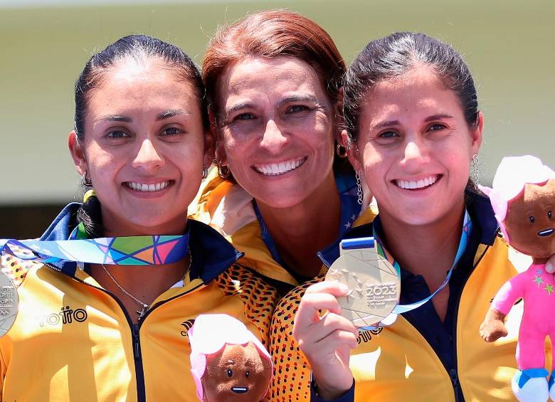 Yuliana Herazo, Fabiola Zuluaga y María Paulina Pérez, del equipo femenino de tenis de campo que fue campeón en la modalidad de dobles. FOTO: CORTESÍA COMITÉ OLÍMPICO COLOMBIANO 