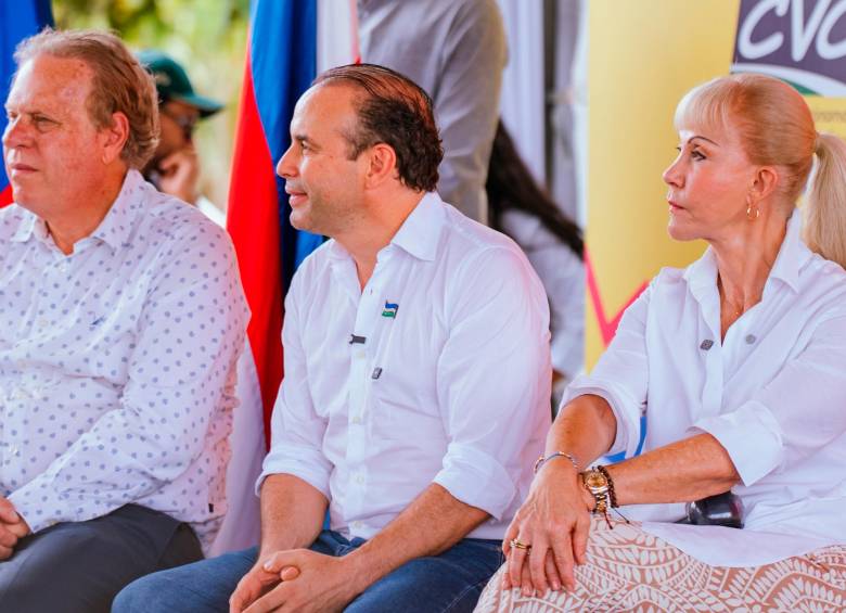 El presidente de la Federación Colombiana de Fútbol, Ramón Jesurúm, estuvo en el acto inaugural con el alcalde de Cali, Alejandro Éder y la gobernadora del Valle del Cauca, Dilian Francisca Toro. Foto: Cortesía FCF 