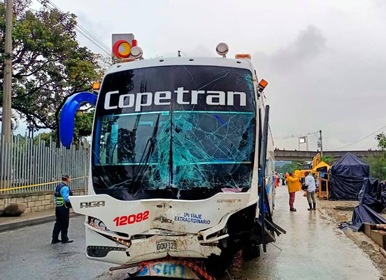 Así quedó el bus implicado en el accidente que le costó la vida a dos personas, quienes salían de una obra. FOTO: CORTESÍA