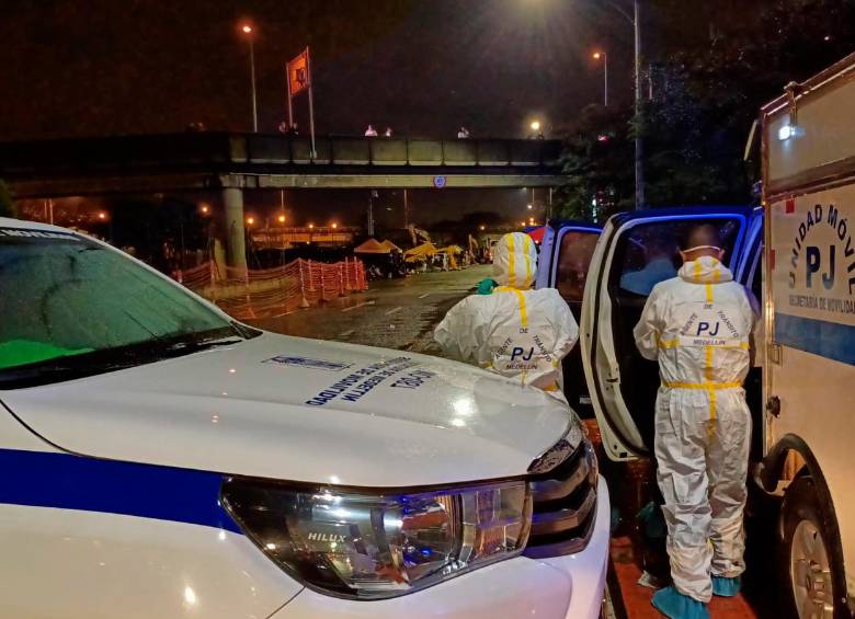 Los agentes de la Policía Judicial de la Secretaría de Movilidad de Medellín realizaron toda la atención de este accidente. FOTO: CORTESÍA