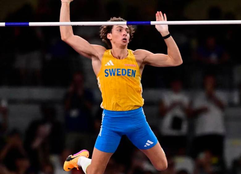 Armand Duplantis, de 25 años de edad, suma dos medallas de oro olímpicas y tres doradas mundiales en salto con pértiga. FOTO AFP