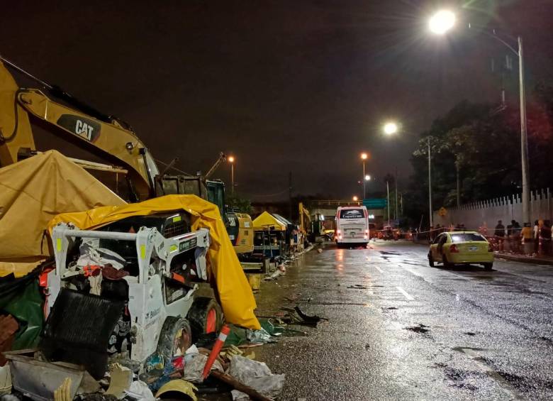 El bus, además de arrollar a los peatones, también impactó contra otros cuatro vehículos, entre ellos, dos de la obra. FOTO: CORTESÍA