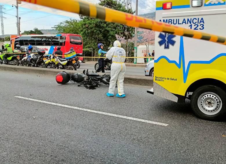 Los agentes de la Policía Judicial de la Secretaría de Movilidad de Medellín hicieron la inspección al cuerpo sin vida de la mujer, labores que demoraron algo más de una hora. FOTO: CORTESÍA