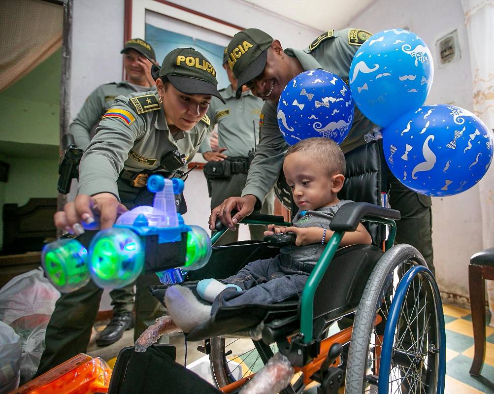 El patrullero Mercado de la policía ayuda a niños con dificultades. Foto: Esneyder Gutiérrez 