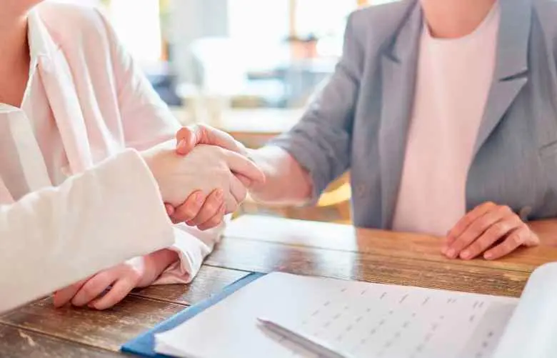 Cada vez más personas optan por trabajos de medio tiempo para cubrir deudas, estudiar, emprender o cuidar a su familia. FOTO: GETTY