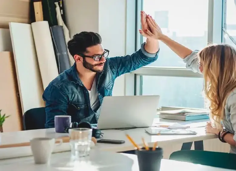 Accenture ofrece oportunidades laborales en Medellín con enfoque en innovación y desarrollo profesional. FOTO: Getty