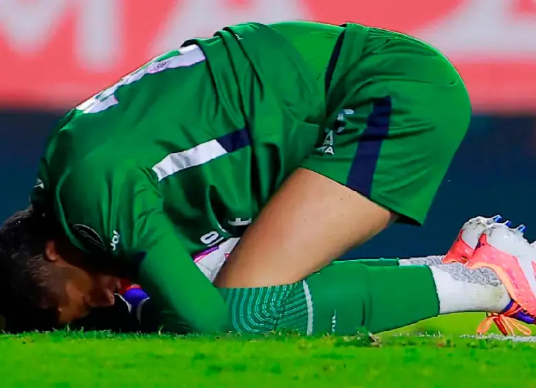 Kevin Mier, de 25 años, afronta uno de los momentos más complicados de su carrera. El portero de Cruz Azul y exNacional era uno de los opcionados a disputar la Copa Mundo con Camilo Vargas, David Ospina, Álvaro Montero y Devis Vásquez. Ahora su participación está en vilo. FOTO GETTY