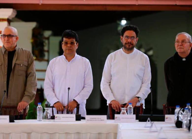 En su orden, Antonio García, jefe del ELN; Danilo Rueda, comisionado de paz e Iván Cepeda, senador y negociador del Gobierno. FOTO cortesía