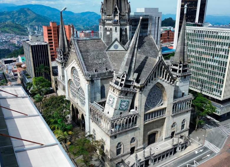 La Catedral de Manizales sufrió el colapso de una de sus torres y daños estructurales tras el terremoto que afectó al Eje Cafetero. FOTO: Manuel Saldarriaga