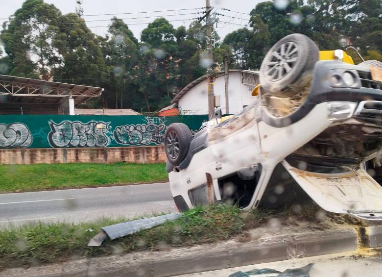 Este sábado 29 de abril se registró accidente de transito sobre La Regional, via municipio de Caldas. Foto: Cortesía. 