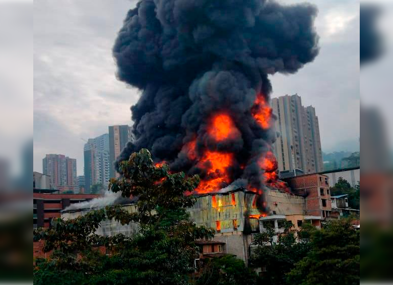 El incendio se presentó en una fábrica de icopor en el sector Chingui 1, de Envigado. FOTO: CORTESÍA