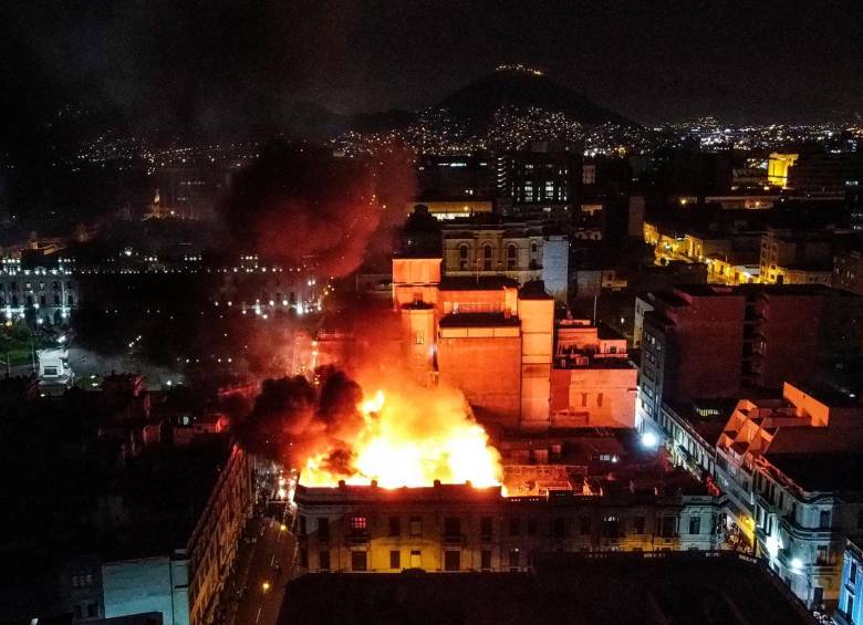 En la noche de este jueves las protestas derivaron en un incendio en el centro histórico de Lima. Los manifestantes en las calles exigen la renuncia de la presidenta Dina Boluarte y la convocatoria a elecciones. FOTO EFE