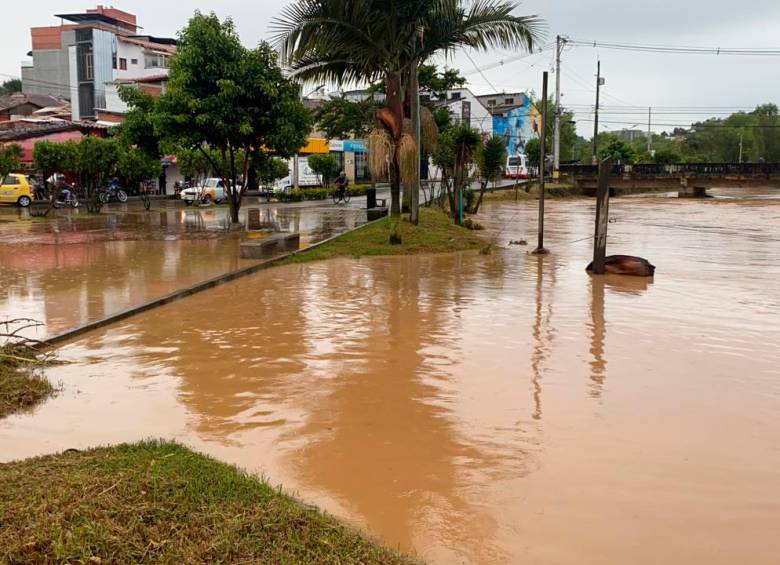 Desbordamiento de quebrada inundó varios sectores de Marinilla