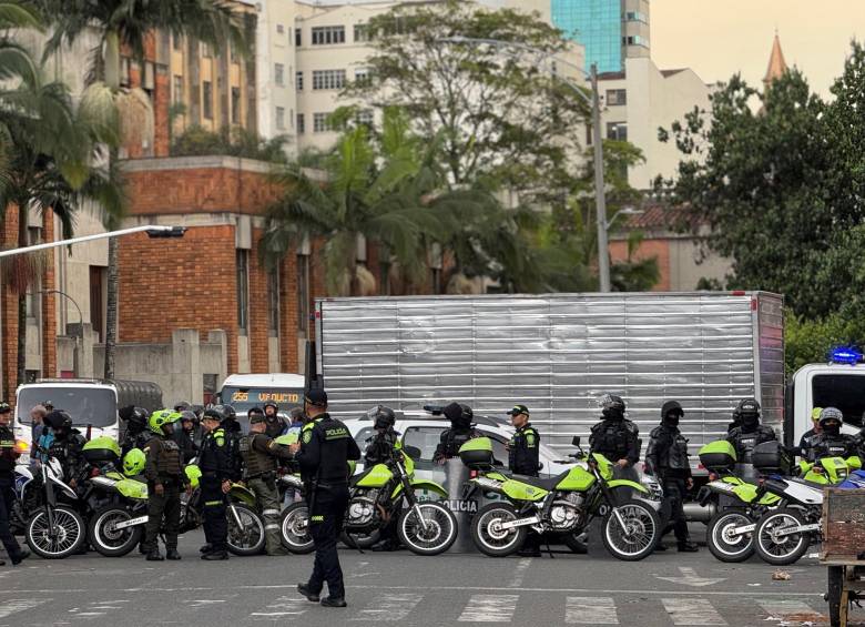 400 miembros de la Fuerza Pública y funcionarios del distrito participaron en el operativo contra el delito. FOTO: CORTESÍA ALCALDÍA DE MEDELLÍN.