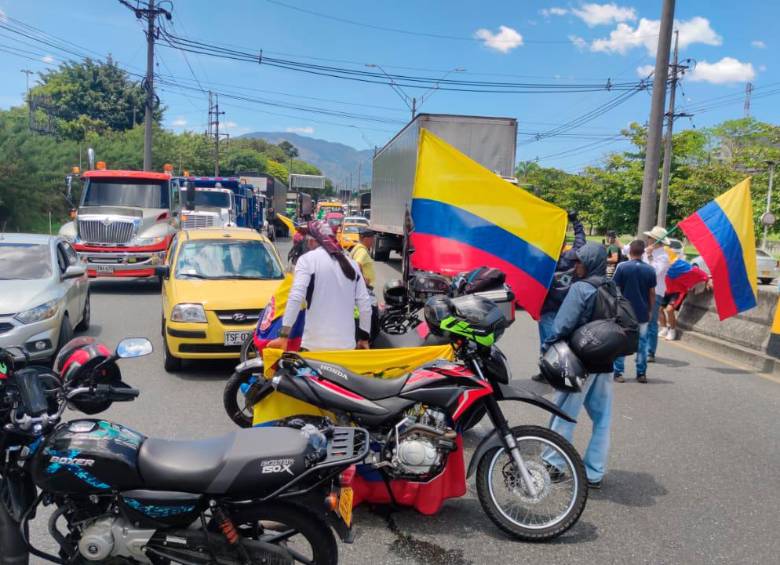 Hay bloqueo interminente en la Autopista Norte. FOTO: Julio Herrera