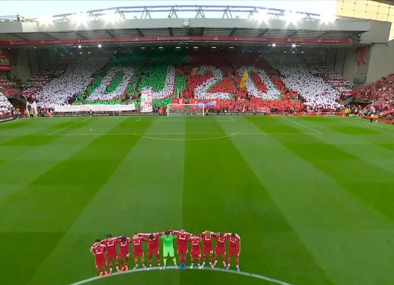 Antes del inicio del partido entre Liverpool y Bournemouth se hizo un homenaje al futbolista portugués. FOTO: TOMADA DEL X DE @PremierLeague