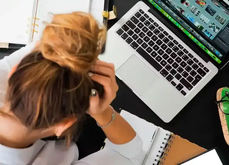 El burnout laboral dejó de ser la excepción y se convirtió en la rutina para miles de empleados. FOTO: PEXELS