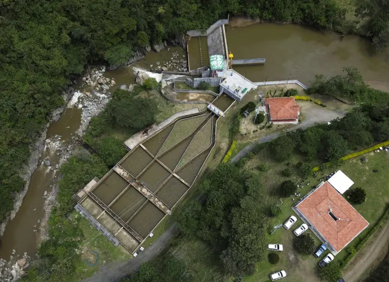 Las Pequeñas Centrales Hidroeléctricas (PCH) a filo de agua generan energía desviando parte del caudal del río a través de tuberías o túneles que lo conducen hasta una casa de máquinas, donde la fuerza del agua mueve una turbina que produce electricidad. Foto: Manuel Saldarriaga