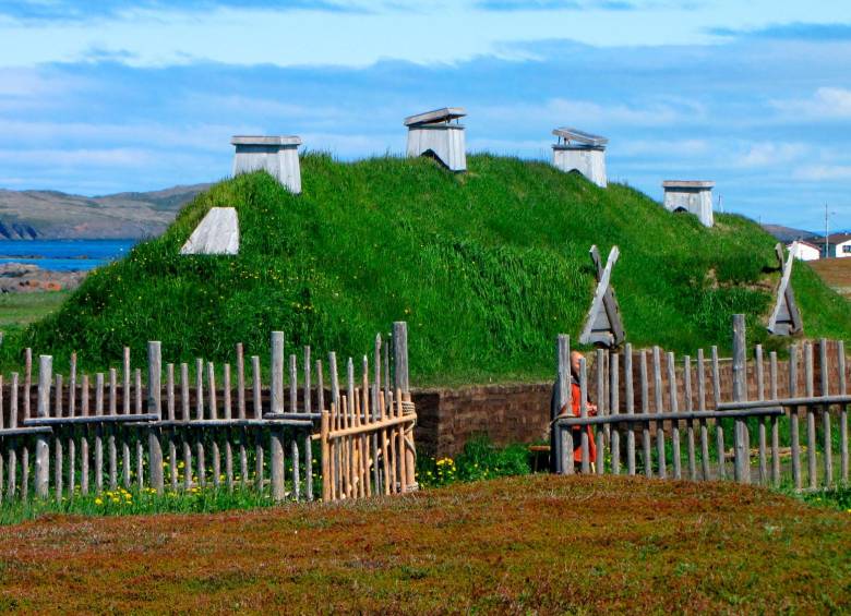 Reconstrucción de una casa vikinga en L’Anse aux Meadows. FOTO D. Gordon E. Robertson (Wikipedia)