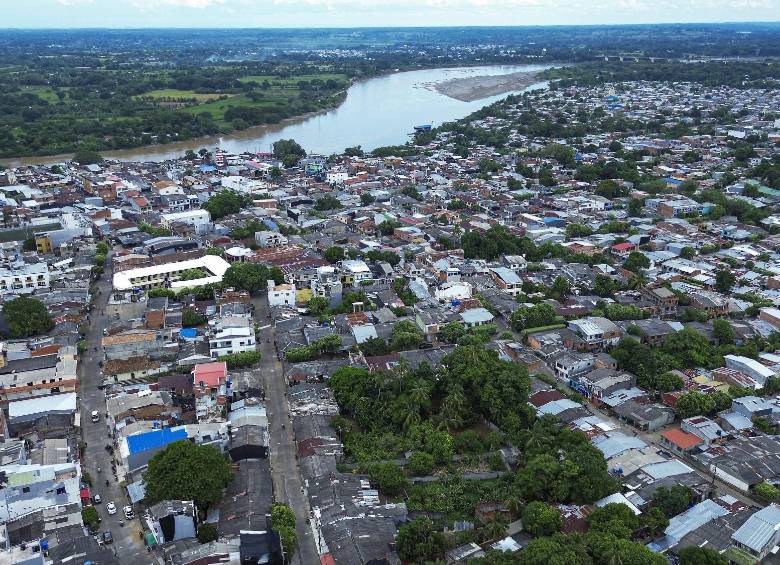 Abajo, el área urbana de Caucasia, arriba, el imponente río Cauca donde hallaron al joven desaparecido. FOTO: Manuel Saldarriaga Quintero