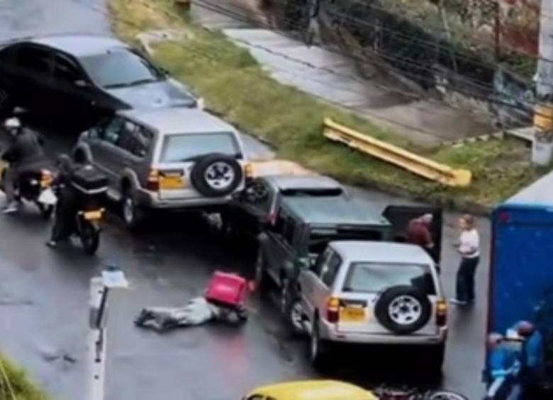 En el incidente se vio como un motociclista cayó al piso y se deslizó por varios metros. FOTO: imagen tomada de redes.