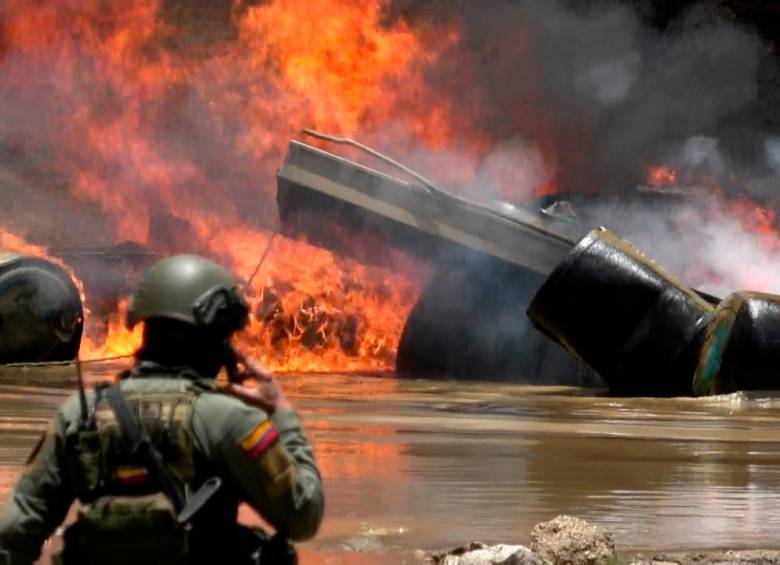 Las plataformas destruidas eran usadas para la minería de aluvión en la cuenca del rió Medellín, a la altura del municipio de Donmatías. FOTO: CORTESÍA POLICÍA