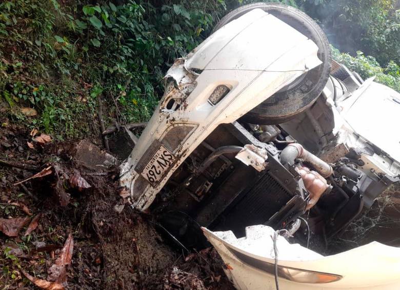 Así quedó el automotor luego del aparatoso accidente que sufrió. FOTO: Cortesía Denuncias Antioquia.