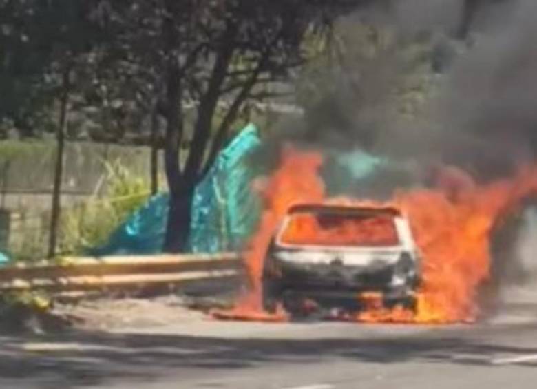 El vehículo se incendió sobre la calzada oriental de la vía que lleva al sur del Aburrá. FOTO: Cortesía Denuncias Antioquia