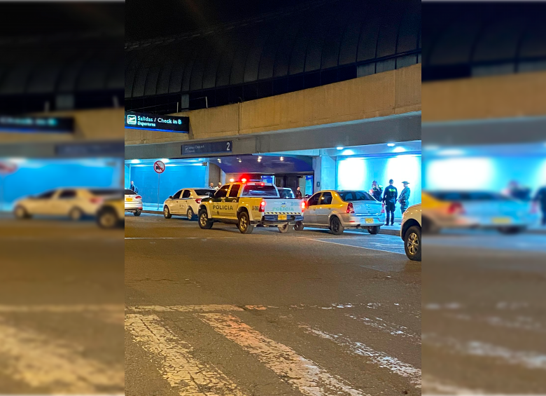 Policía hace presencia en zona externa del aeropuerto José María Córdova. FOTO: Cortesía Entre Ceja y Ceja