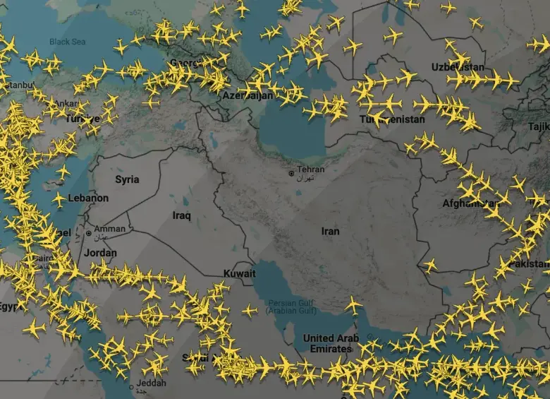 Antes de esta crisis, los vuelos ya evitaban pasar por Israel, Siria, Líbano, Jordania, Irak e Irán debido a la inestabilidad. Ahora, con los cielos de Catar, Kuwait, Irak y Baréin cerrados, las alternativas para volar sobre Medio Oriente se reducen drásticamente. FOTO: FlightRadar