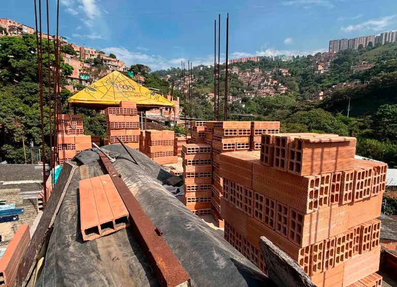 Las construcciones intervenidas estaban en un área cercana a las quebradas La Bermejala y Aguas Negras. FOTO: ALCALDÍA