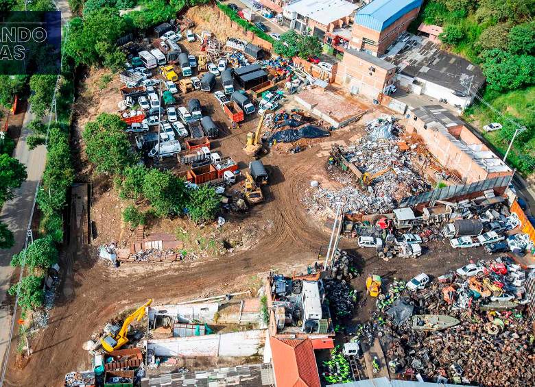 Hernán cuenta que para que este proyecto se convierta en un polo de desarrollo turístico del Área Metropolitana, aún hay desafíos: la socialización y acuerdos con la comunidad aledaña, la recuperación de espacios invadidos, la ampliación de la vía Machado y la reubicación de los lugares destinados a reciclaje de materia industrial y chatarra. En la foto, un basurero de chatarra al frente del parque.