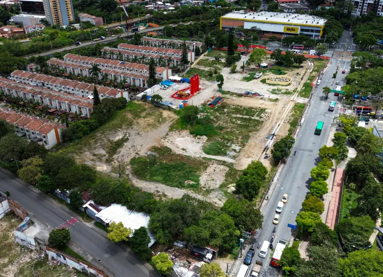 Imagen aérea de las obras de la Estación San Germán del Metro de la 80, frente al Éxito de la 80. Foto: Manuel Saldarriaga.