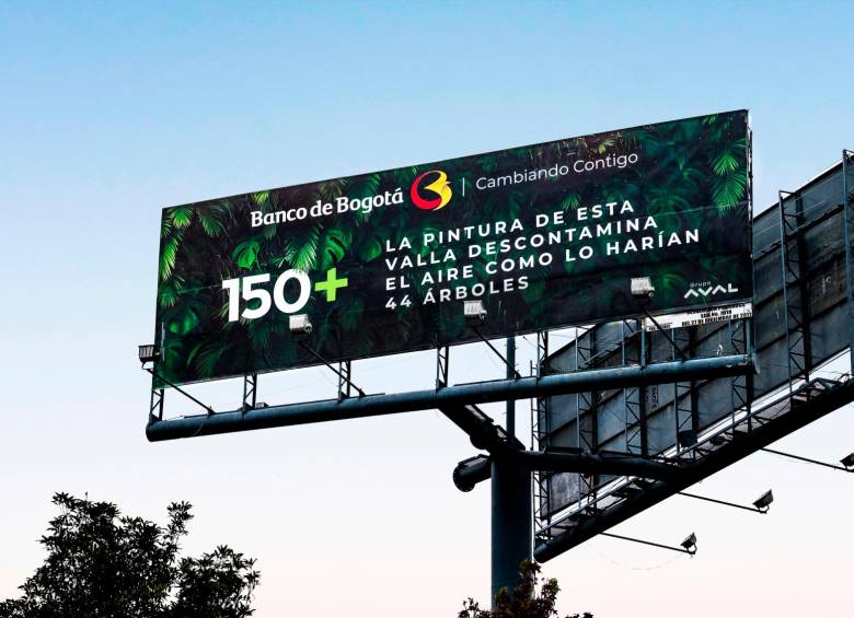 El Banco de Bogotá también instaló vallas hechas 98 % con materiales reciclados, provenientes de otras vallas fuera de circulación, a fin de evitar el uso de materia prima adicional. FOTO CORTESÍA